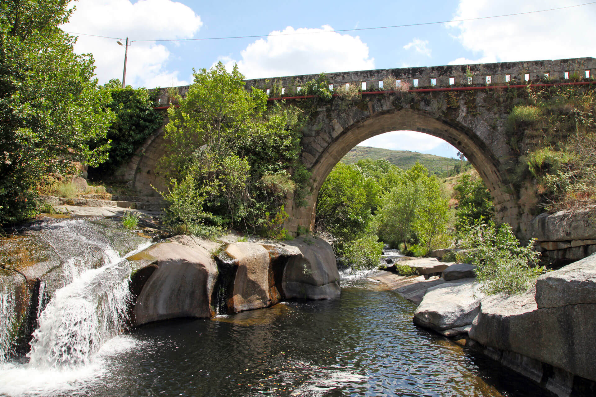 Ponte de Mizarela sobre o rio Mondego